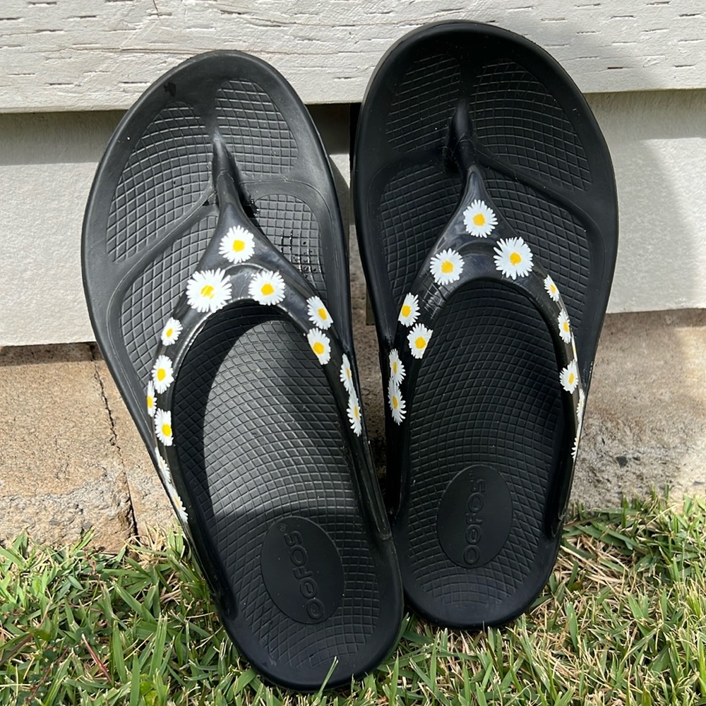 Oofos daisy floral flower slipper shoes thongs 6 Oolala